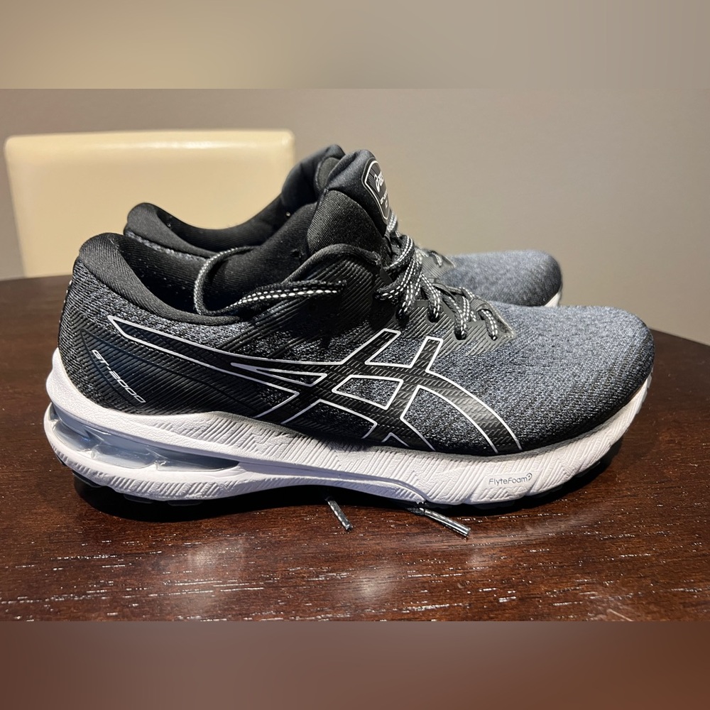 Asics men GT2000 black/white running shoes - size 10 US
